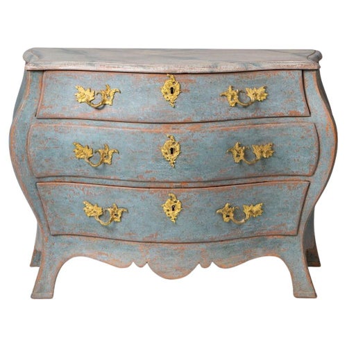 Swedish bombe-shaped Rococo chest of drawers